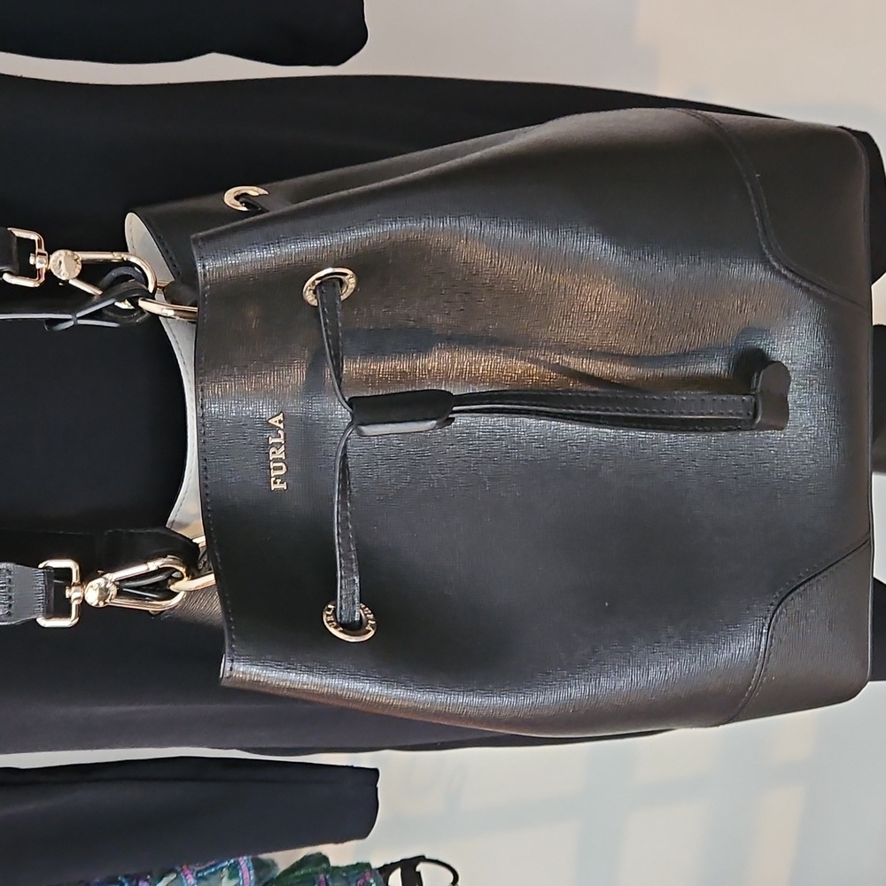 Furla Bucket Shoulder Bag. - Picture 4 of 13